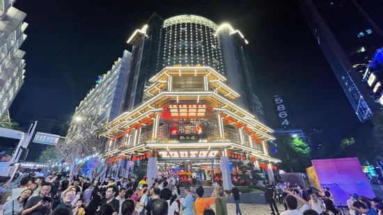 浙江七匹出逃马匹惊现上海Citywalk，跨地域的奇妙冒险之旅