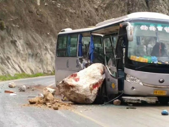 峨眉山客车坠崖事故，安全管理责任担当的探讨与反思，致3死2伤