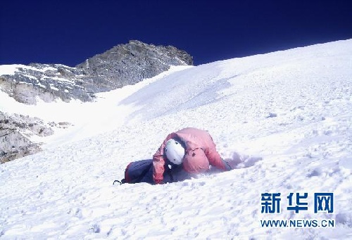 杭州数十名登山者擅闯别墅泳池洗鞋,杭州数十名登山者擅闯别墅泳池洗鞋事件，快速解析响应策略